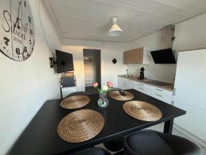 um quarto com uma mesa com cadeiras e uma cozinha em Landblick em Ovelgönne