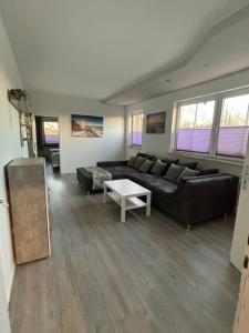 un salon avec un canapé et une table dans l'établissement Landblick, à Ovelgönne