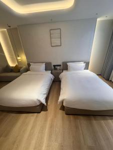 Ένα ή περισσότερα κρεβάτια σε δωμάτιο στο Dejia Hotel