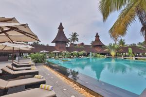 Bazén v ubytování The Lalit Resort & Spa Bekal nebo v jeho okolí