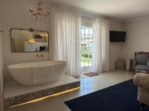 TV a/nebo společenská místnost v ubytování #1 Romantic Wine Estate Stay in The Midlands