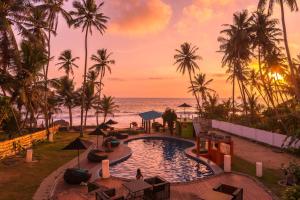 - Vistas a la playa desde el complejo al atardecer en Mask & Tide, en Ambalangoda