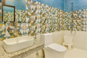 um banheiro com pia e vaso sanitário em Hotel The SSB - ! luxury balcony rooms ! mountain view ! rooftop cafe ! big parking ! property of the year ! em Mussoorie mais 23 fotografias