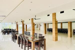 um refeitório com mesas e cadeiras de madeira em Hotel The SSB - ! luxury balcony rooms ! mountain view ! rooftop cafe ! big parking ! property of the year ! em Mussoorie