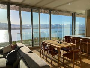 een woonkamer met een bank en een tafel bij Saeluheimur - Oceanside Sanctuary in Akureyri +15 foto's