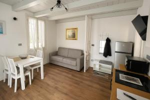 a living room with a couch and a table at QUEEN HOME Emanuelle in Venice