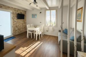 a living room with a table and a bedroom at QUEEN HOME Emanuelle in Venice