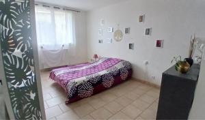 Grand Studio Côté Jardin في Saint-Sernin: غرفة نوم بها سرير في الغرفة