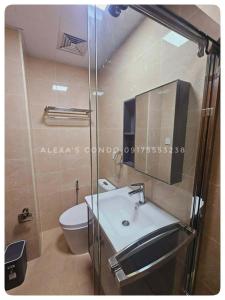 Un baño con lavabo e inodoro en Alexas Condo - Megatower 7 Baguio City, en Baguio 10 fotos más