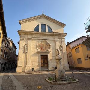 a church with a fountain in front of a building at LeaLua Apartments - Casa Mirella in Novi Ligure