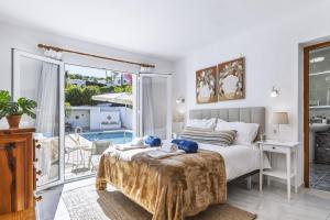 Un dormitorio con una cama y un balcón con piscina. en Casa del Limonero, en El Tosalet 23 fotos más