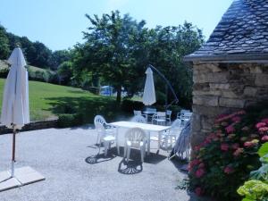 een patio met een tafel, stoelen en parasols bij La Maison de Vigneron in Saint-Côme-dʼOlt +40 foto's