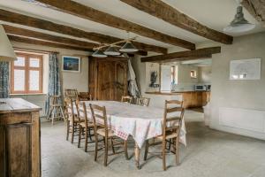 een keuken en eetkamer met een tafel en stoelen bij La Maison de Vigneron in Saint-Côme-dʼOlt