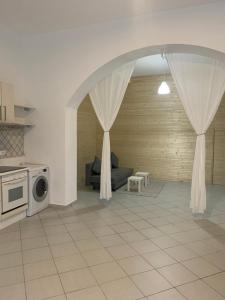 a living room with a couch and a microwave at Casa Marconi in Aragona