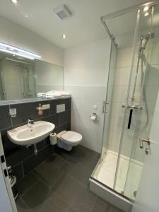 克尼特尔费尔德KM Hotel Murtal的带马桶、水槽和淋浴的浴室 更多106张照片