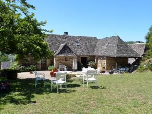 een groep stoelen voor een huis bij La Maison de Vigneron in Saint-Côme-dʼOlt