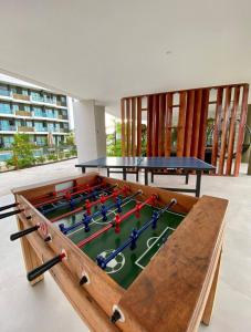 une grande table avec une table de billard et des raquettes dessus dans l'établissement Porto de galinha Muro alto Mana Beach Experience 320B, à Porto de Galinhas 24 autres photos