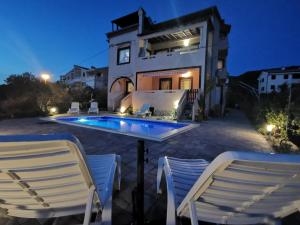 een villa met zwembad 's nachts bij Apartment Punat 5378b in Punat +20 foto's