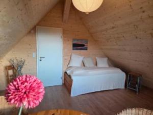 FaulenfürstSchwarzwaldblick Rothaus-2 Fewo的阁楼里有一张床的卧室