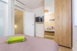 Postel nebo postele na pokoji v ubytování Luxurious villa with heated pool and rooftop jacuzzi + 48 fotografií