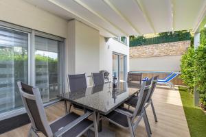 Balkón nebo terasa v ubytování Luxurious villa with heated pool and rooftop jacuzzi