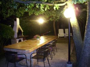 Sveti AntonにあるStudio Sveti Anton 5288aの長いテーブルと椅子、そして街灯