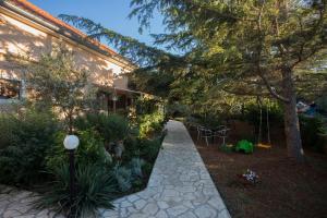 Κήπος έξω από το Apartment Ugljan 8241e +21 φωτογραφίες