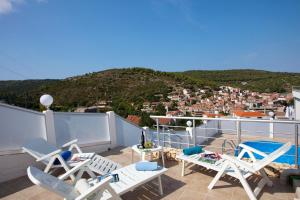 ヴィスにあるLuxury villa with a swimming pool Vis - 8922の市街の景色を望むバルコニー(椅子付)