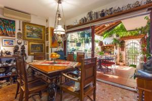 a dining room with a table and chairs at Apartments and rooms with WiFi Makarska - 11063 in Makarska