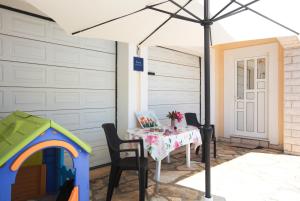 Patio alebo iná vonkajšia časť ubytovania Apartment Brodarica 15270a