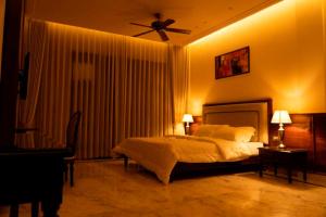 um quarto com uma cama e um ventilador de teto em The Himalayan Residency em Duttnager mais 11 fotografias