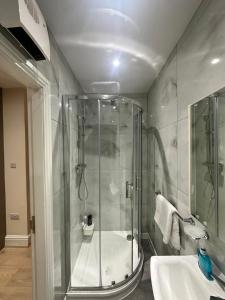 Koupelna v ubytování New Cozy Modern Studios - Bolton + 18 fotografií