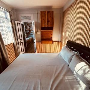 Ένα ή περισσότερα κρεβάτια σε δωμάτιο στο Crystal Oak +8 φωτογραφίες