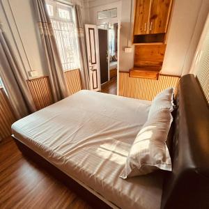 Ένα ή περισσότερα κρεβάτια σε δωμάτιο στο Crystal Oak