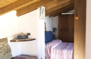 ein Zimmer mit einem Bett und einem Radio an der Wand in der Unterkunft Loft 1855 'centro cittá' in Domodossola