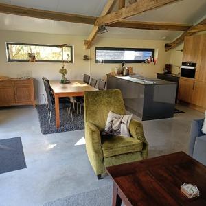 Kuchyň nebo kuchyňský kout v ubytování Natuurlijk leuk