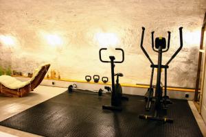ein Raum mit einigen Fitnessgeräten an der Wand in der Unterkunft Chalet Bois 6 personnes Sauna et Gym in Bellecombe + 23 Fotos