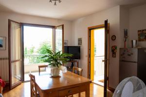 un soggiorno con tavolo e una cucina con finestra di Casa della Zia a Marotta Altre 16 foto