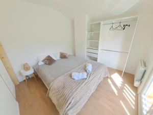 ein kleines Schlafzimmer mit einem Bett und einem Schrank in der Unterkunft Chalet Bois 6 personnes Sauna et Gym in Bellecombe