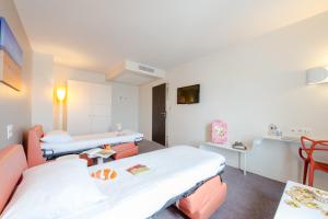 Cama ou camas em um quarto em Hôtel Confort La Rochelle Centre les Minimes