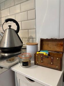 Η κουζίνα ή μικρή κουζίνα στο Halfway Inn