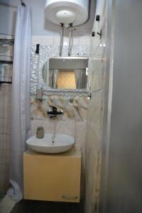 バチュカ・パランカにあるStan na dan 4youの洗面台と鏡のあるバスルーム +14枚の写真