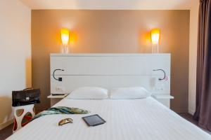 Cama ou camas em um quarto em Hôtel Confort La Rochelle Centre les Minimes
