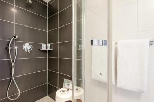 Um banheiro em Hôtel Confort La Rochelle Centre les Minimes