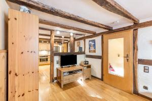 a living room with a tv and a desk with a tvictericterictericter at Ferienhaus Neuenrade in Neuenrade