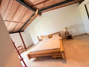 Ένα ή περισσότερα κρεβάτια σε δωμάτιο στο Villa Bali - Plage 10 mn - Piscine à débordement +76 φωτογραφίες