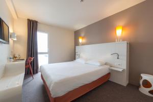 Cama ou camas em um quarto em Hôtel Confort La Rochelle Centre les Minimes