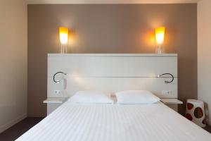 Cama ou camas em um quarto em Hôtel Confort La Rochelle Centre les Minimes