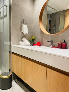 Ένα μπάνιο στο Lusail Marina promenade view apartment