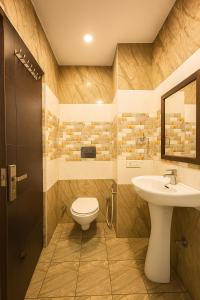 Ένα μπάνιο στο Hotel JB Regency & Banquet Hall ll Family Hotel ll Top Rated Property